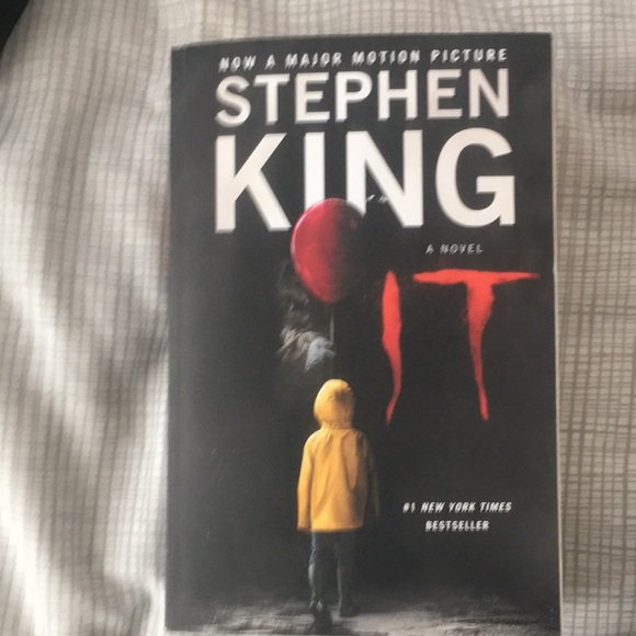 I am selling IT by Stephen King - Picture 1 of 4